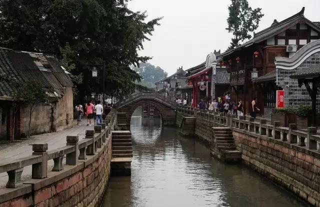外国博主感慨万千：西方为无休止的战争花钱，而中国为造福人民投资