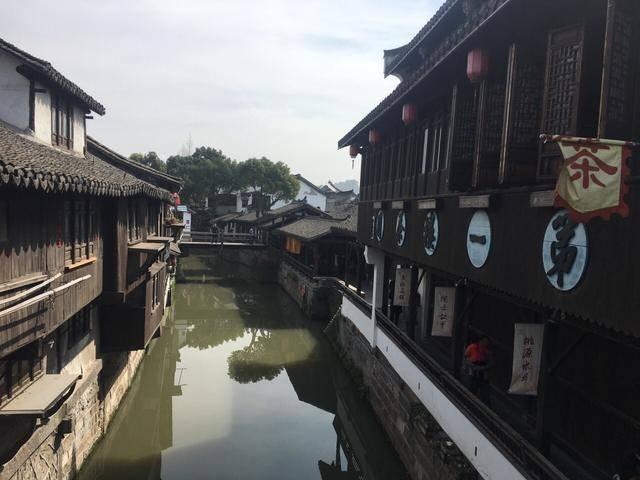 古怪巫师逃离村庄