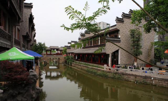 古怪巫师逃离村庄